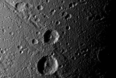 NASA опубликовало снимок кратера на борозде Гелор Сатурна IV