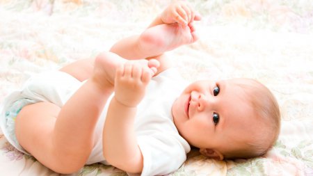 Ученые: Новорожденные манипулируют родителями при помощи улыбки