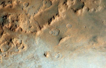 ESA опубликовало снимок ледяной долины на Марсе
