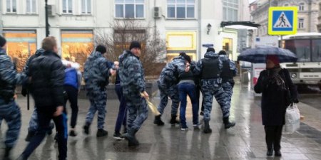 В Москве активистов "СтопХама" задержал ОМОН из-за претензий к служебному автобусу