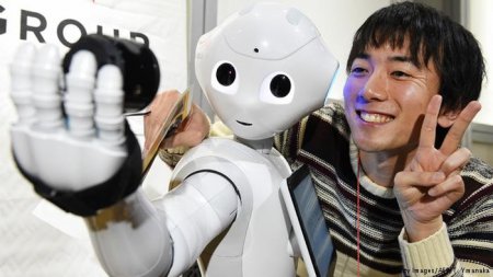 Человекообразный робот принят в среднюю школу в Японии