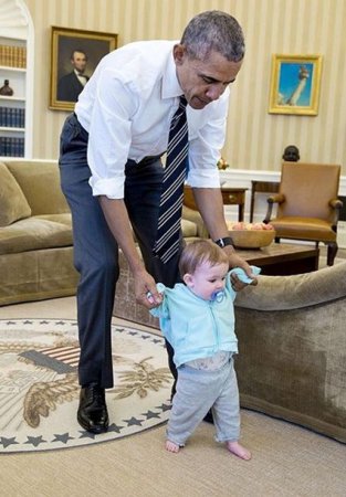 Обама встал на четвереньки рядом с ребенком Псаки