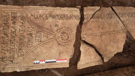 В центре Москвы обнаружены две ценные надгробные плиты XVI века