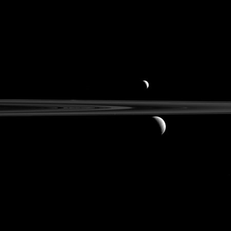 Cassini сфотографировал Энцелад на фоне Сатурна