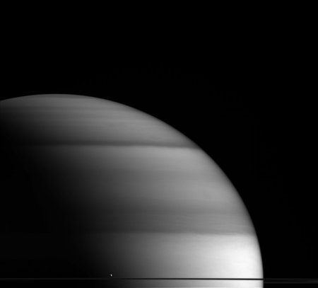 Cassini сфотографировал Энцелад на фоне Сатурна