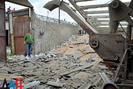 Последствия обстрела Докучаевска: Серьезно повреждены два зернохранилища и сельхозтехника
