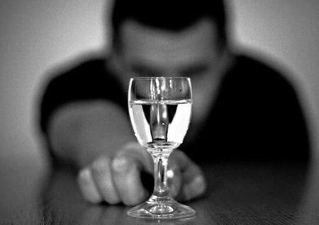 Ученые доказали, что алкоголь влияет на желание совершить суицид в кризис