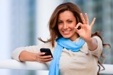 Ученые считают, что женщины сильно зависимы от телефонов