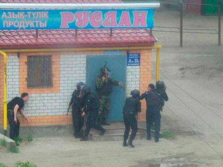 Исламисты атаковали оружейные магазины и военную часть в казахском городе Актобе