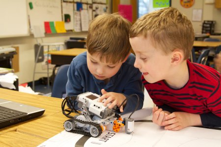 Эксперты: Дети 4-летнего возраста могут начинать изучать роботов