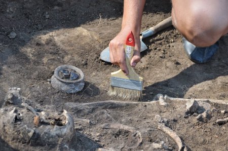 Археологи обнаружили старинные монеты и скелеты при раскопках древнего магазина Помпеи