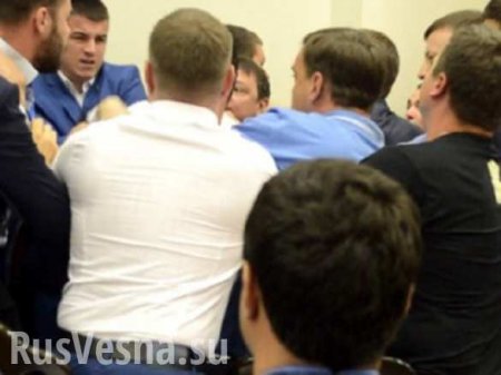 Депутаты Киевсовета устроили массовую драку (ВИДЕО)