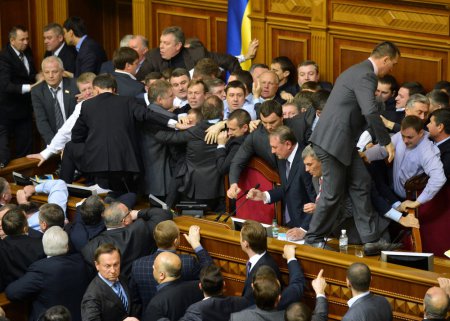 Путин объяснил драки в парламентах