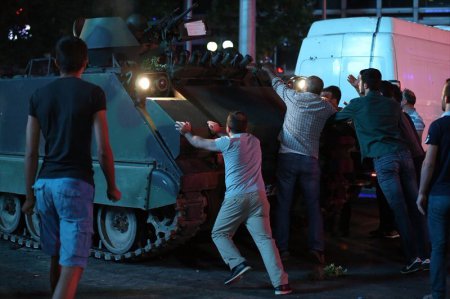 Гос-переворот в Турции, беспорядки, стрельба на улицах в Станбуле, Танки на улицах