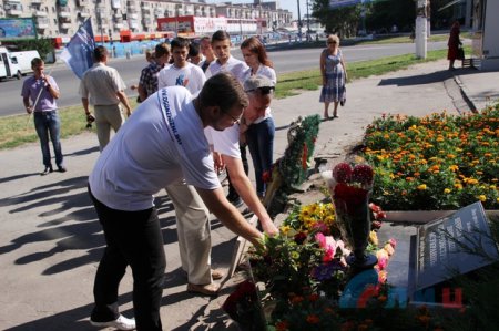 Луганчане почтили память жителей квартала Солнечный, погибших при обстрелах укрофашистов