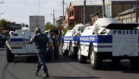 В Ереване вооруженная группа захватила полицейский участок