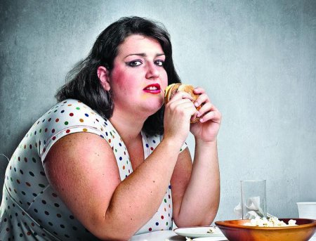 Ученые обнаружили причину пристрастия полных женщин к еде
