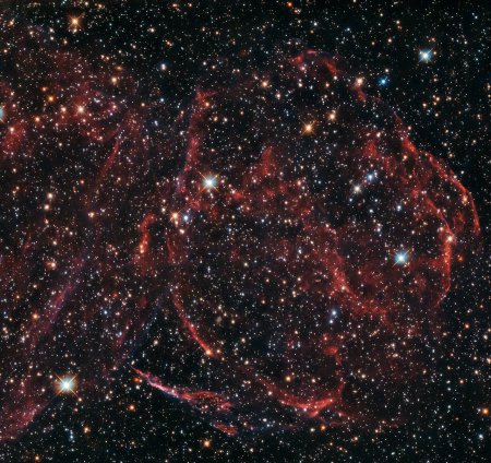 "Hubble" получил снимки умершей в соседней галактике звезды
