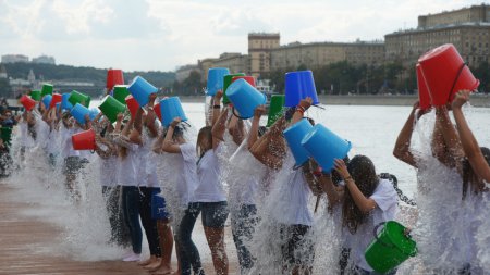 Флэшмоб Ice Bucket Challenge помог найти ген, ответственный за неизлечимую болезнь