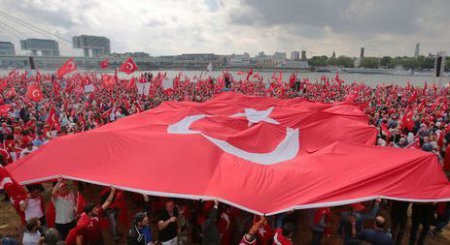 В Кельне состоялись акции в поддержку и против Эрдогана
