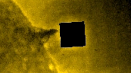 На фотографию Солнца попал черный куб размером с Землю