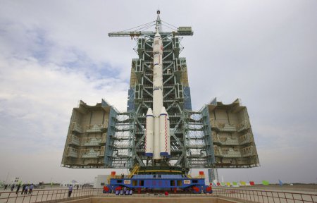 Китайские ракеты-носители корабля «Шэньчжоу-11» и модуля «Тяньгун-2» были доставлены на космодром