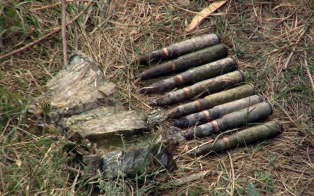 Рыбак нашел в Славянске коробку с фугасными снарядами