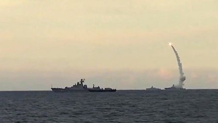Российские корабли в Черном и Каспийском морях проводят учения по обороне