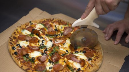 Владелец кафе в США дарит пиццу всем, кто откажется от оружия