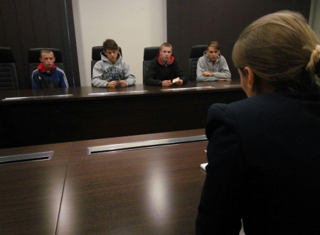 Представители ООН и омбудсмен Дарья Морозова встретились с задержанными диверсантами | Малолетние диверсанты рассказали о вербовке батальоном "Айдар"