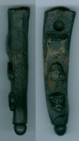 Археологи на раскопе Нутный IV нашли кость с изображением голов козла и человека