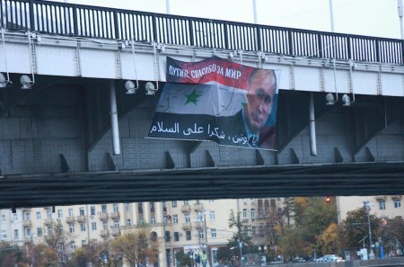 «Спасибо за мир!»: В центре Москвы сирийцы поздравили Путина с Днём рождения