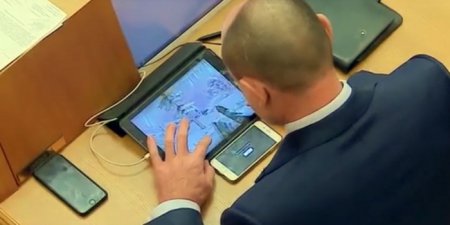 Депутат Заксобрания Свердловской области во время заседания играл сразу на двух гаджетах