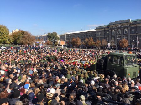 В Донецке простились с Героем ДНР. «Моторолу» провожали более 50 тысяч человек под лозунги «Слава герою!» и «Не забудем, не простим!»