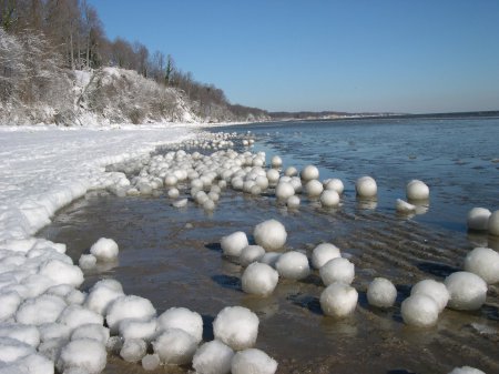 Стала известна причина появления «ледяных шаров» на Ямале