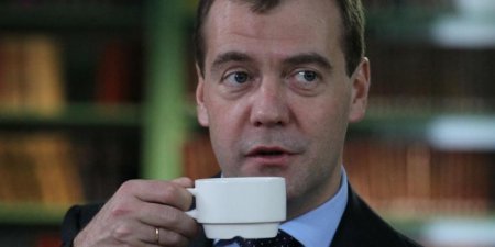 "Пассажир опять обгадился": Медведев прокомментировал отставку Саакашвили