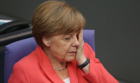 Ангела Меркель на четырёх стульях