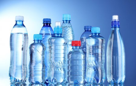 Ученые выяснили, насколько опасна вода из бутылок