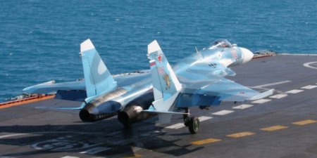 СМИ сообщили о крушении Су-33 при попытке посадки на авианосец "Адмирал Кузнецов"