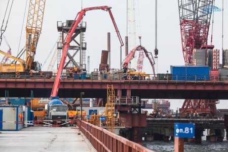 «Погружено 50% от всего объема свай моста в Крым» Дорожное строительство