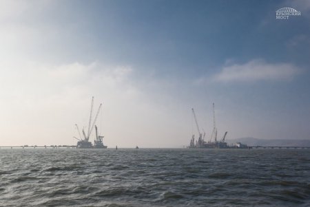 «Погружено 50% от всего объема свай моста в Крым» Дорожное строительство