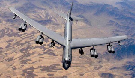 У американского бомбардировщика B-52 во время полета отвалился двигатель - Военный Обозреватель