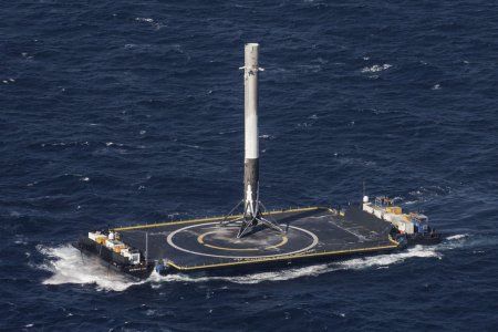Ступень ракеты SpaceX успешно приземлилась на платформу в океане