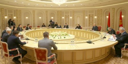 Лукашенко предложил России "склеивать" отношения