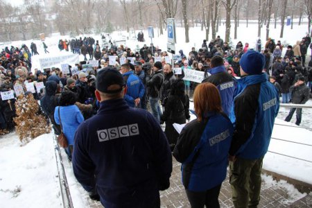 В Донецке прошел стихийный митинг перед штаб-квартирой СММ ОБСЕ