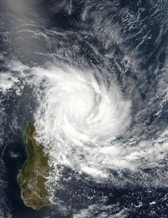 На Мадагаскар обрушился тропический циклон «Энаво»