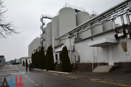 Глава ДНР после почти двух лет простоя торжественно запустил работу пивоваренного завода в Донецке