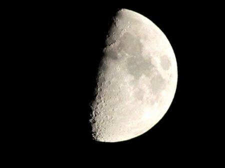Ученые предложили использовать лунную пыль как генератор энергии