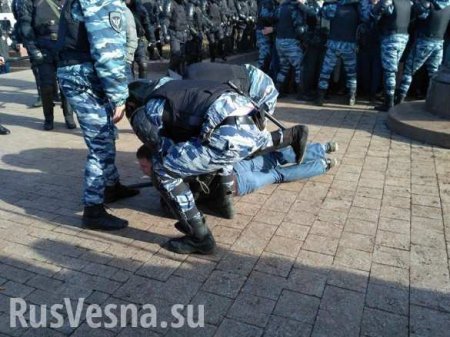 Избитый демонстрантами в Санкт-Петербурге полицейский умер по дороге в больницу, — соцсети (ВИДЕО)