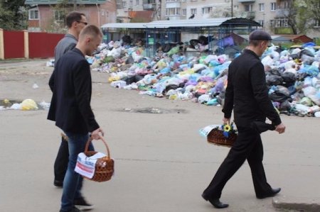 Патриоты Львова встретили Пасху в горах мусора